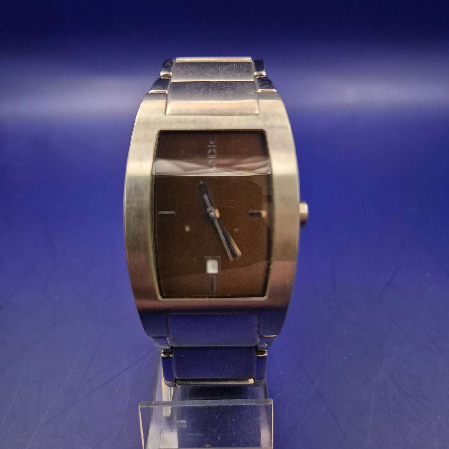 Titel Elegante DKNY Herren Uhr – Klassisches Design in Silber & Braun