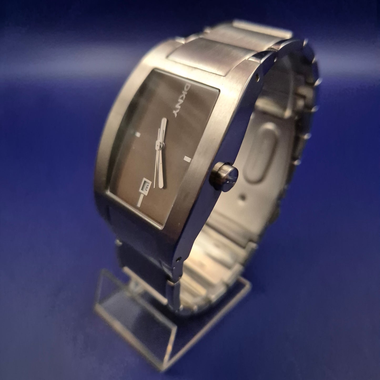 Titel Elegante DKNY Herren Uhr – Klassisches Design in Silber & Braun