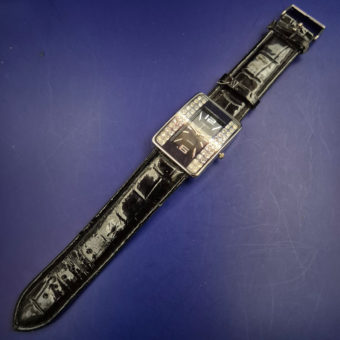 Exklusive Ernest Damen Uhr – Funkelnde Steine & Modernes Design