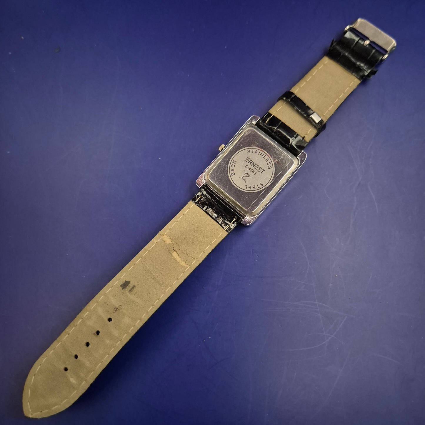 Exklusive Ernest Damen Uhr – Funkelnde Steine & Modernes Design