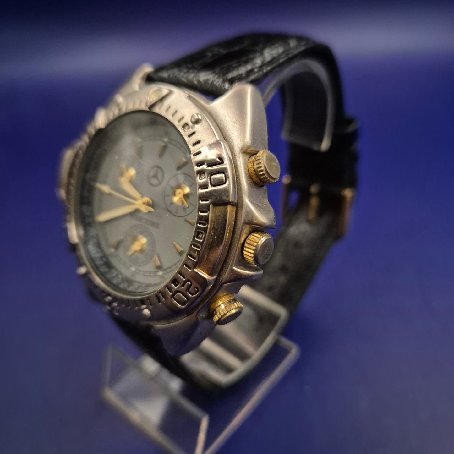 Robuste Mercedes Herren Uhr – Markanter Chrono-Look für Motorsportfans