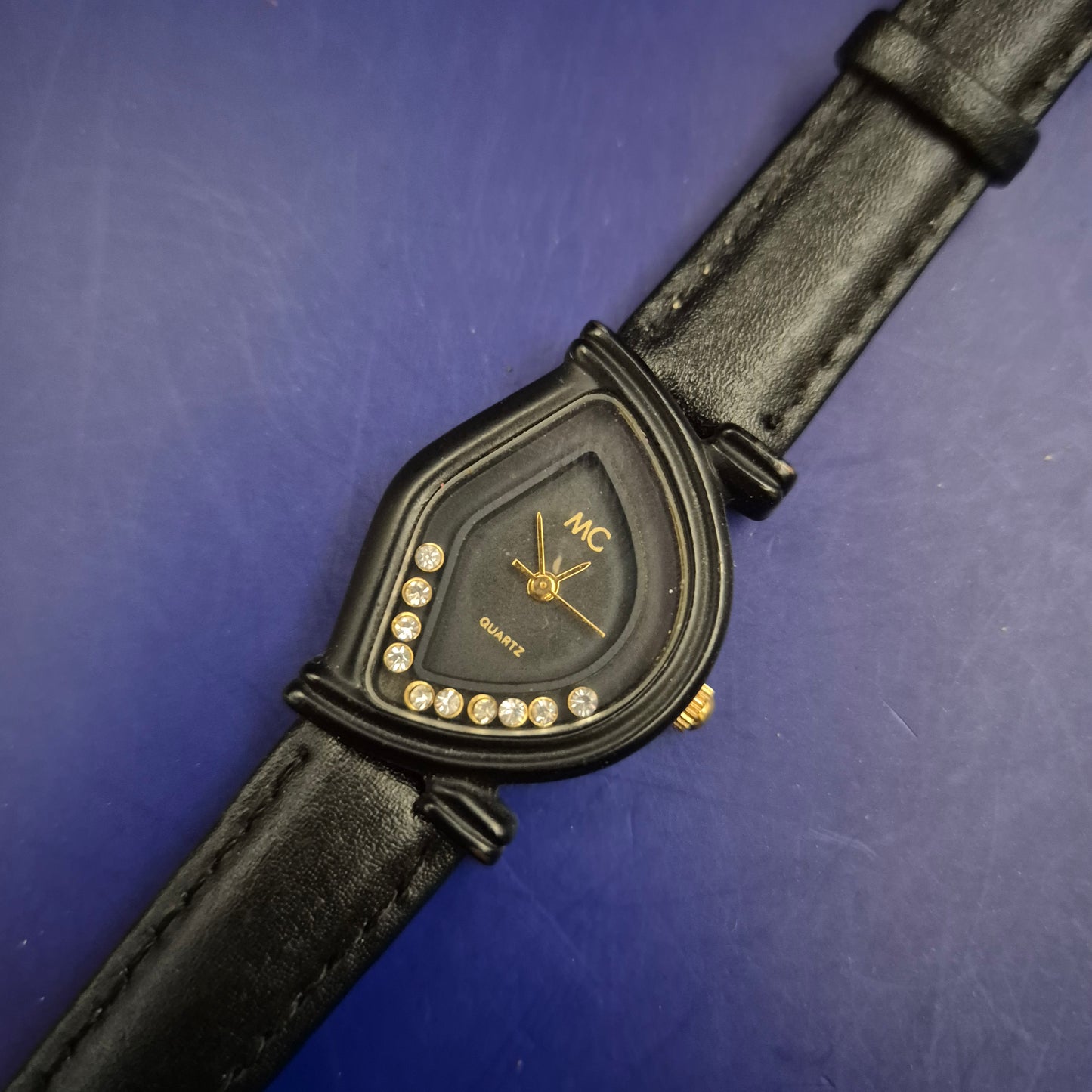 Exklusive MC Damen Uhr – Extravagantes Design mit Strassbesatz