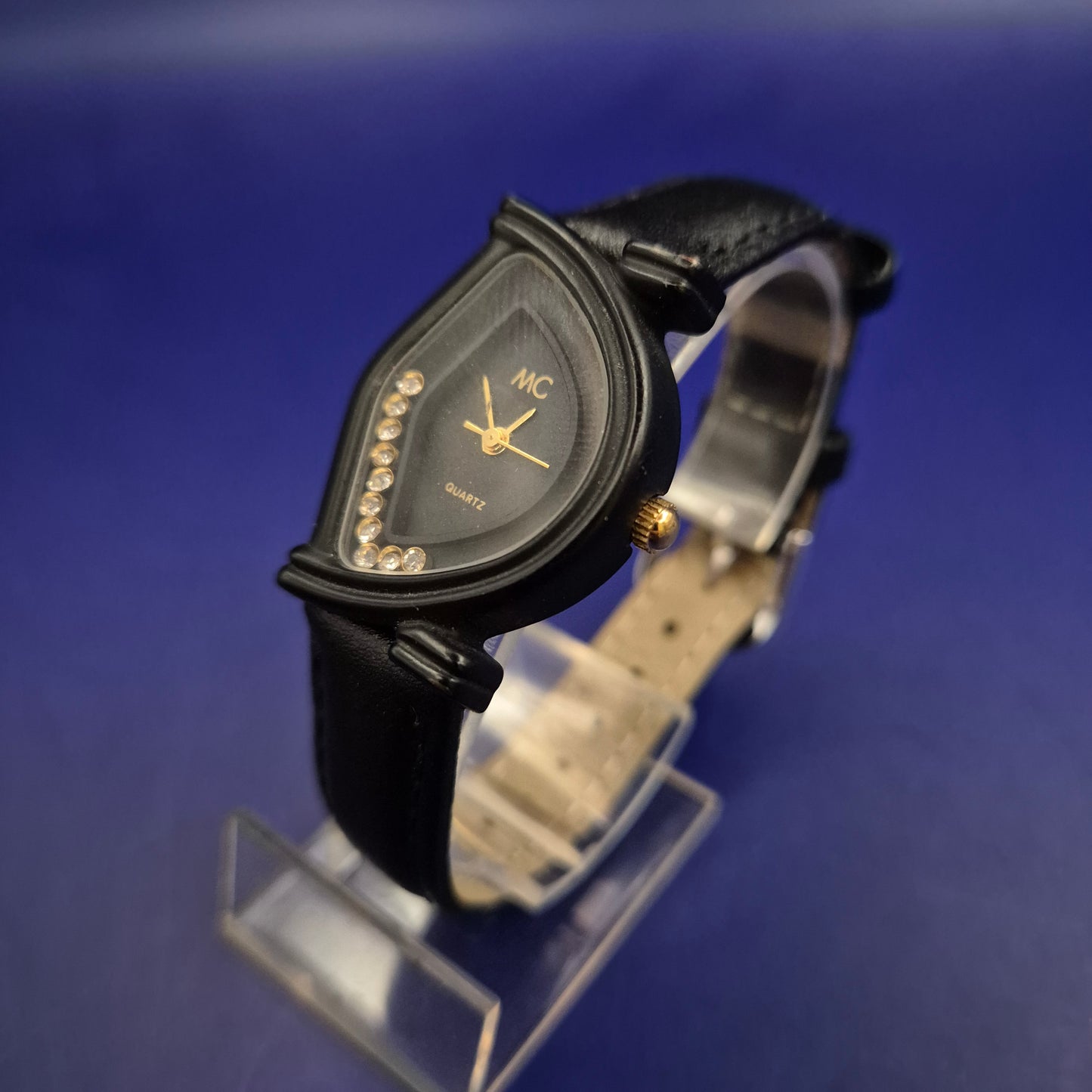 Exklusive MC Damen Uhr – Extravagantes Design mit Strassbesatz