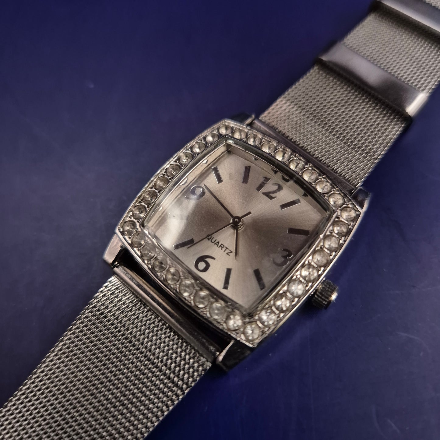 Elegante Damen Uhr – Quadratisches Design mit Strass-Lünette