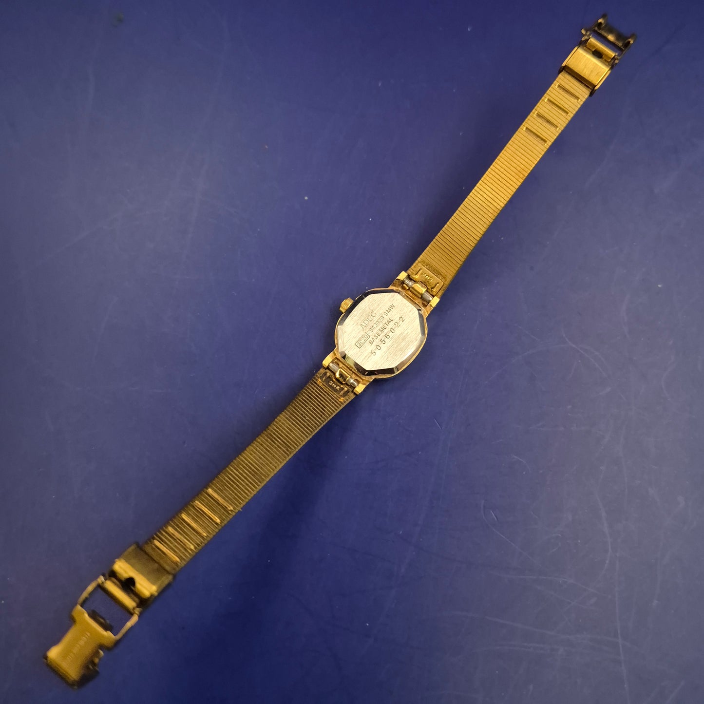 Elegante Adec Damen Uhr – Vintage Gold-Look von Citizen