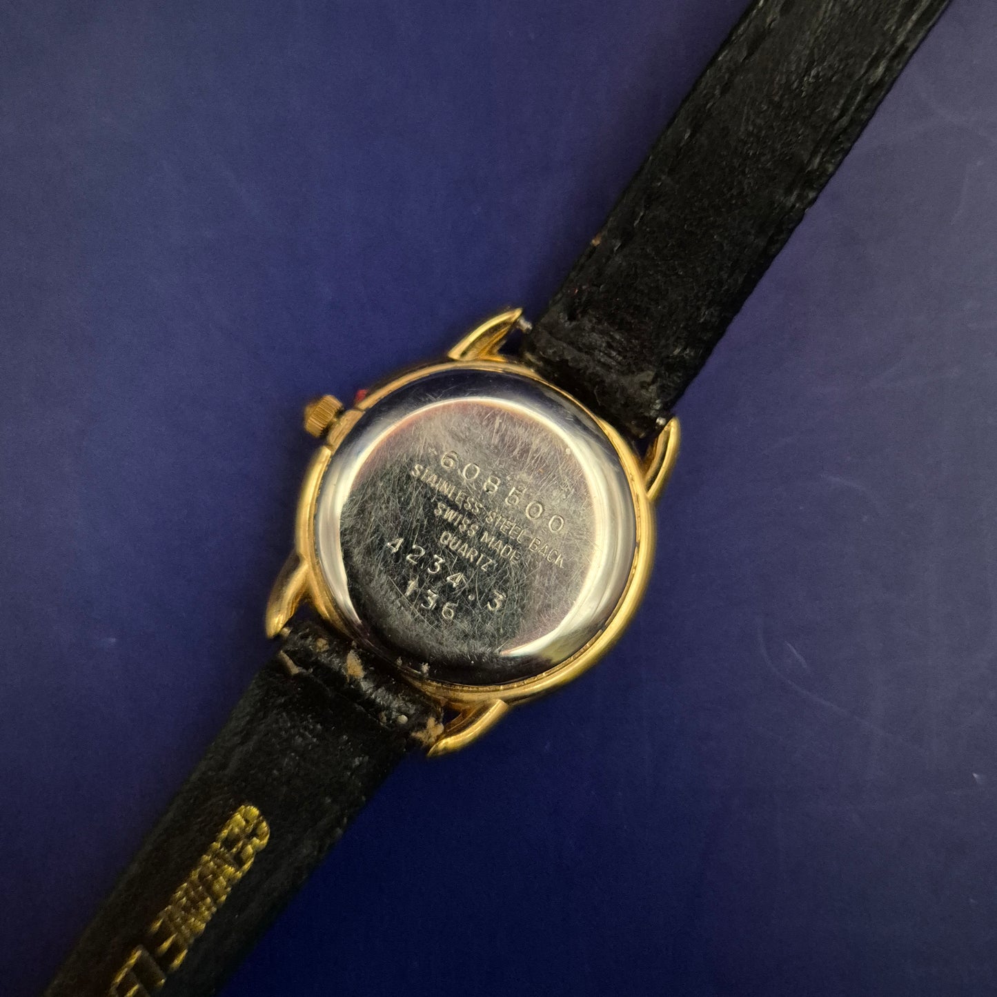 Titel Exklusive Pratina Damen Uhr – Klassisches Swiss Made Design in Gold-Optik