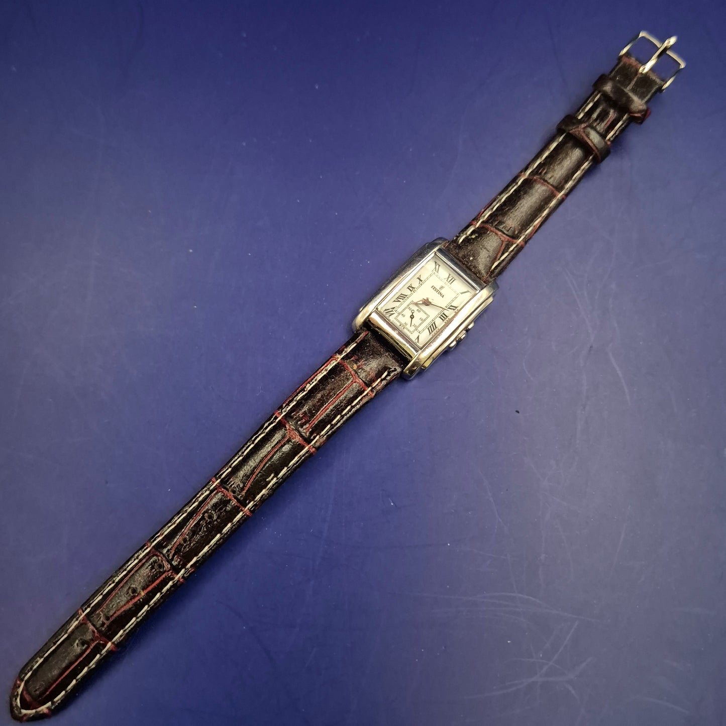 Klassische Festina Damen Uhr – Elegantes Rechteck-Design mit Lederband