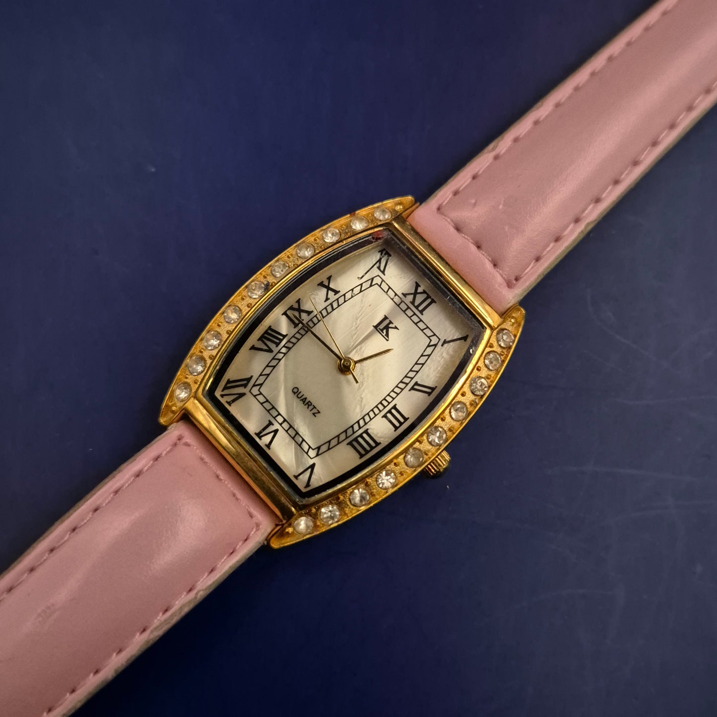 Elegante IK Damen Uhr – Glamouröses Design mit Kristallen & Perlmutt