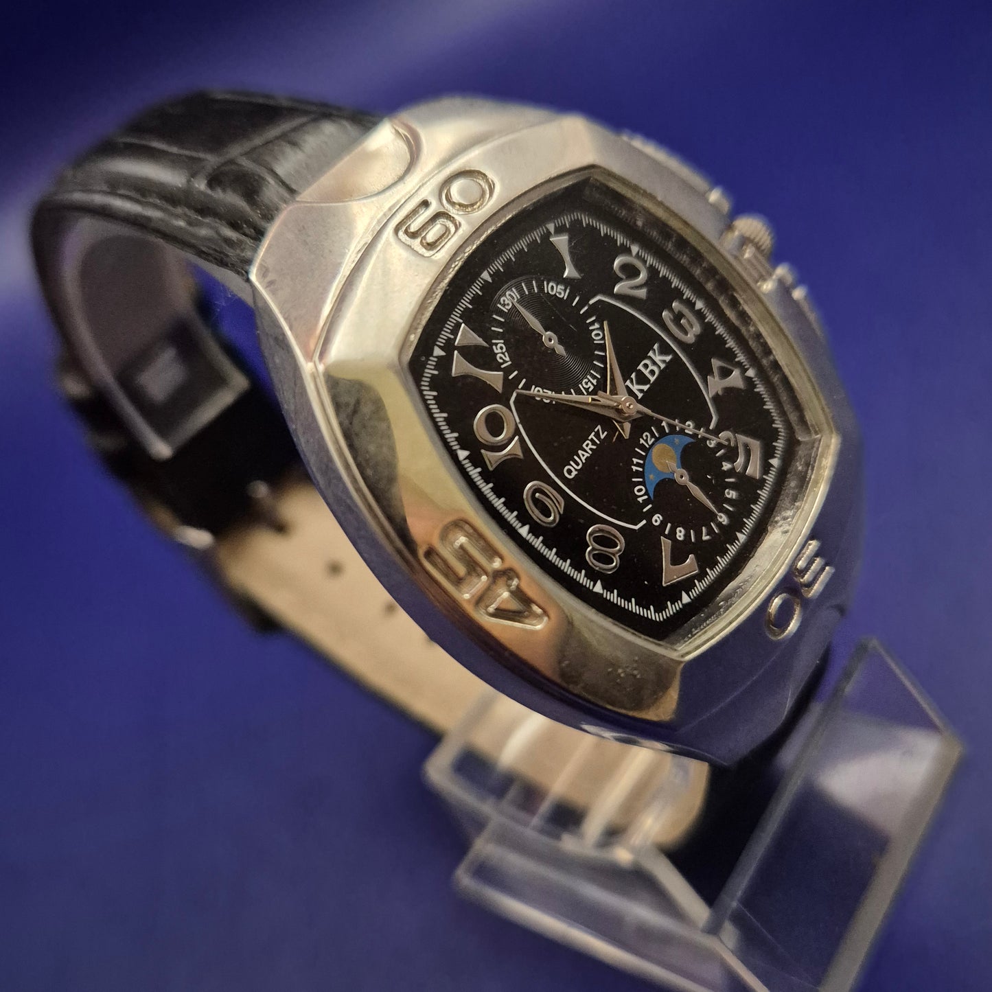 Markante KBK Herren Uhr – Sportliches Design mit Mondphase-Optik
