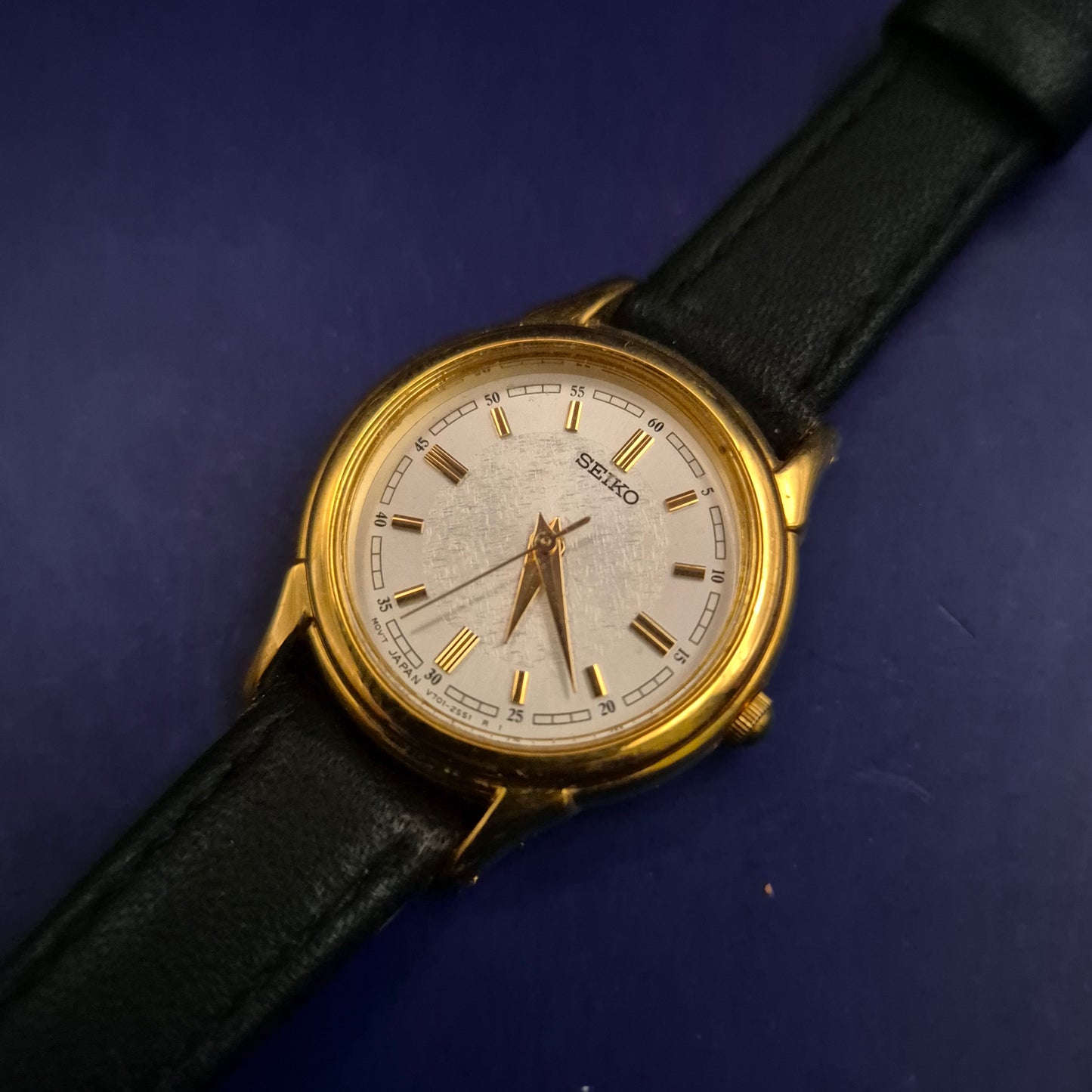 Edle Seiko Damen Uhr – Klassisches Gold-Design mit Struktur-Zifferblatt