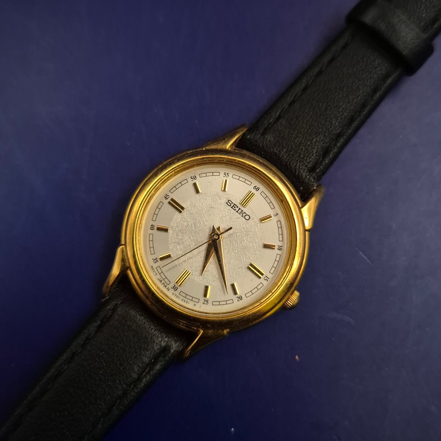 Edle Seiko Damen Uhr – Klassisches Gold-Design mit Struktur-Zifferblatt