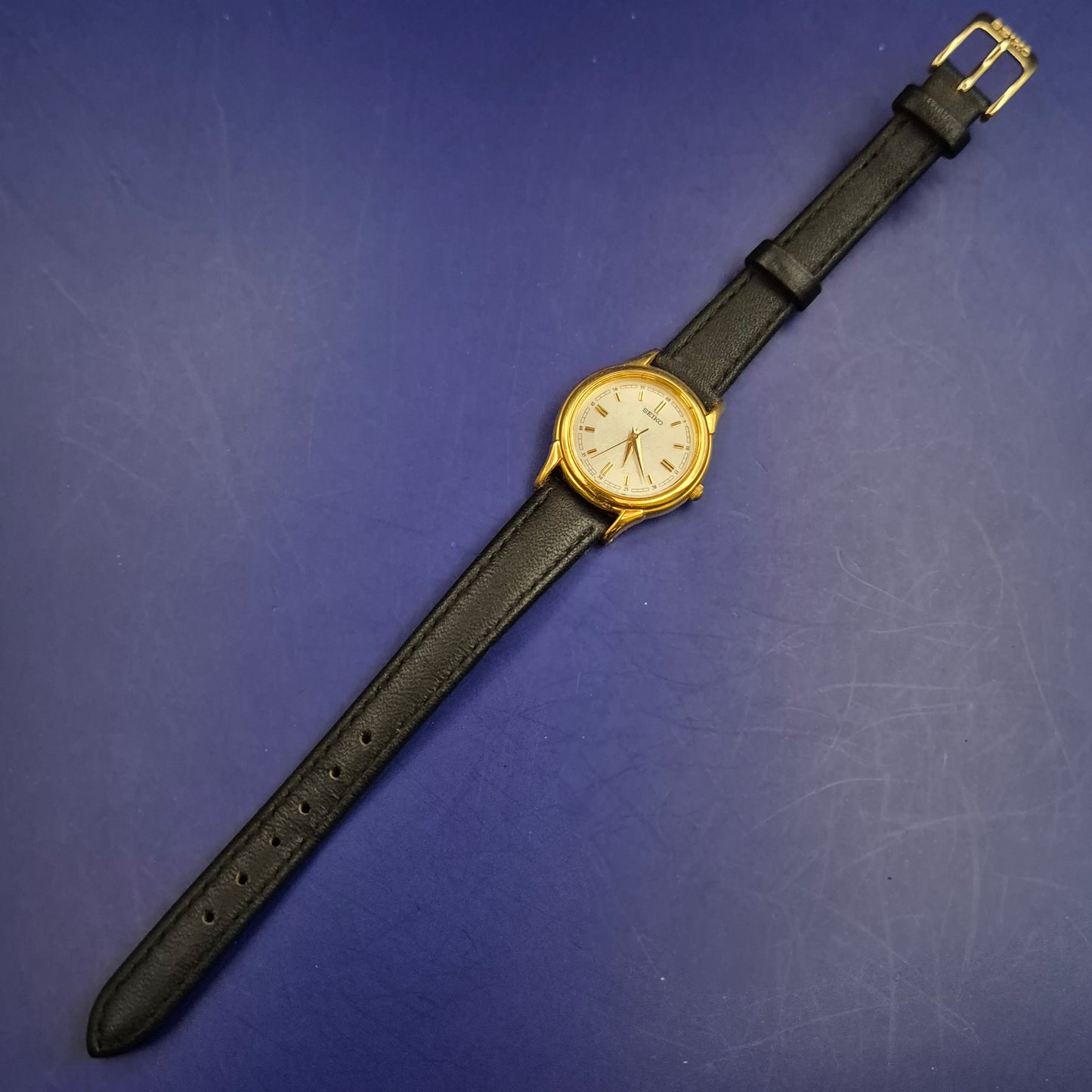 Edle Seiko Damen Uhr – Klassisches Gold-Design mit Struktur-Zifferblatt