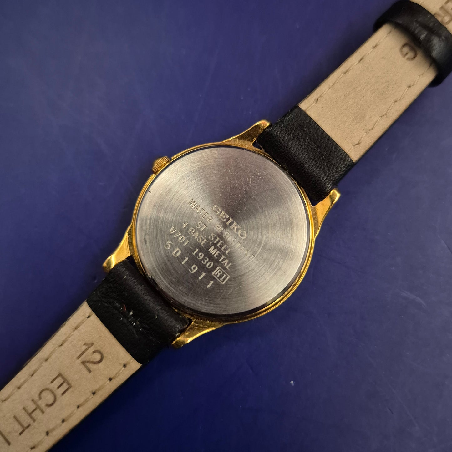 Edle Seiko Damen Uhr – Klassisches Gold-Design mit Struktur-Zifferblatt