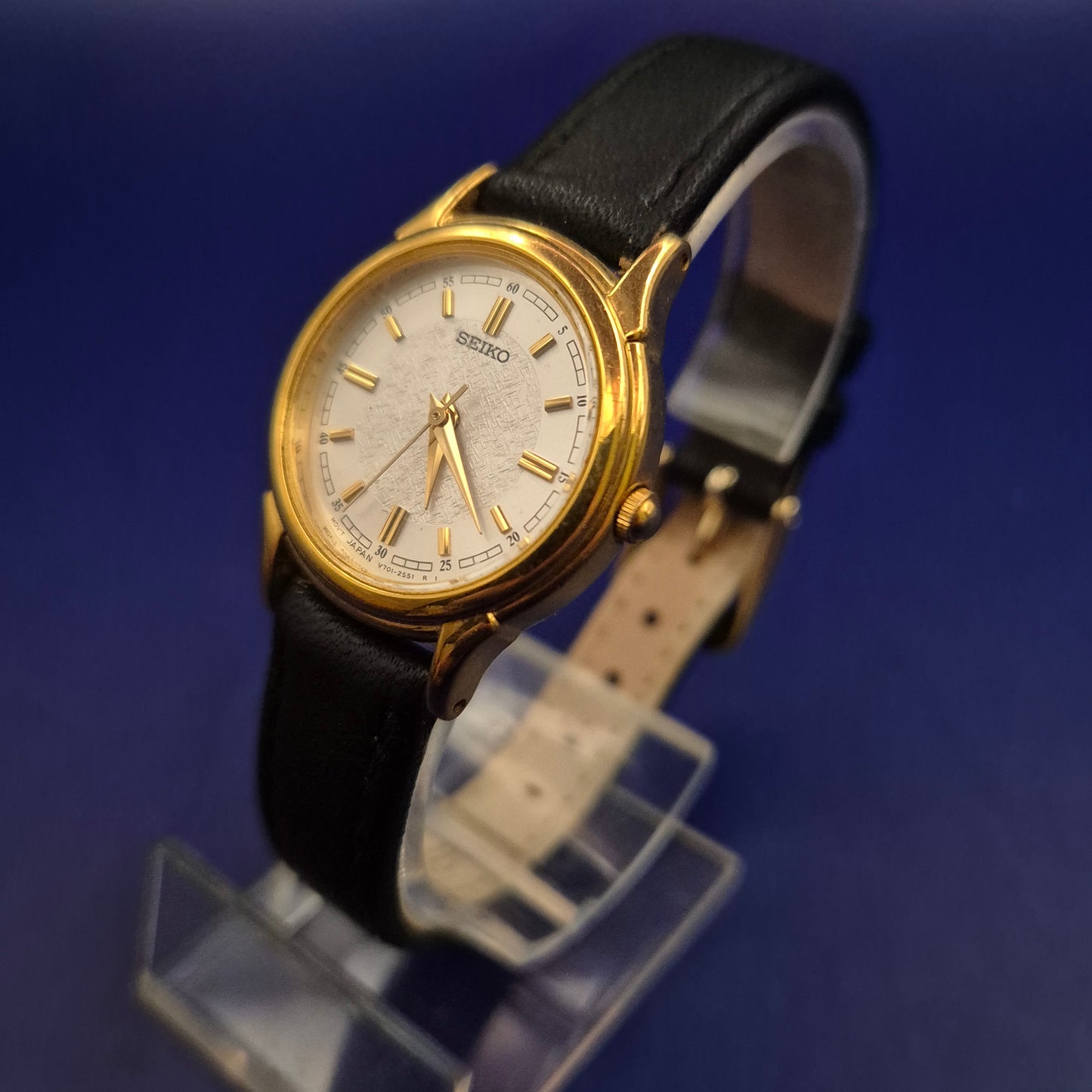 Edle Seiko Damen Uhr – Klassisches Gold-Design mit Struktur-Zifferblatt