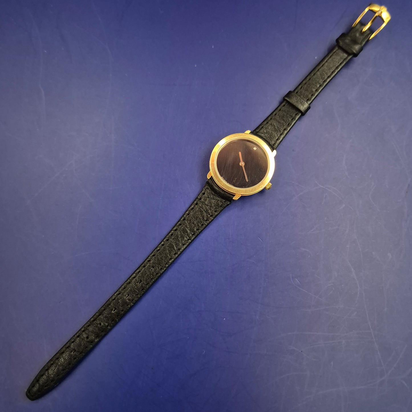 Minimalistische Golana Swiss Damen Uhr – Elegantes Schwarz & Gold Design