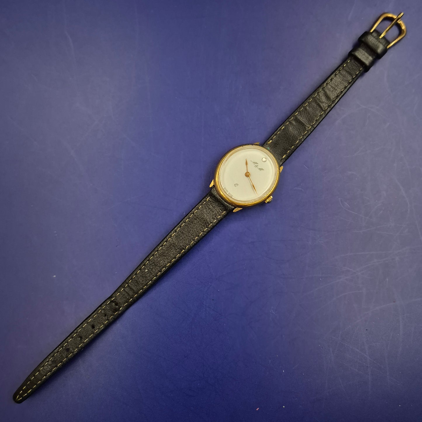 Elegante M&M Damen Uhr – Klassisches Gold Design mit Lederarmband
