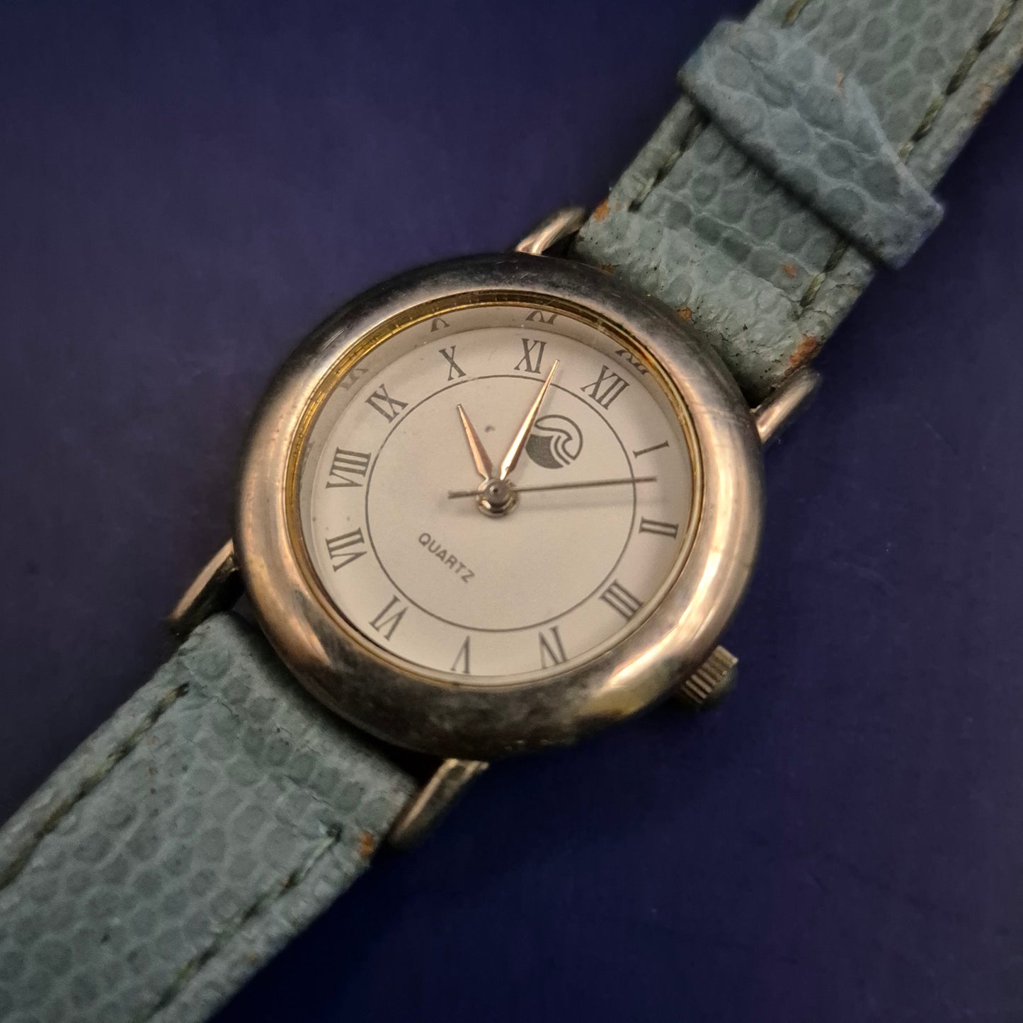Charmante Damen Uhr mit hellblauem Lederarmband – Klassisch & Verspielt