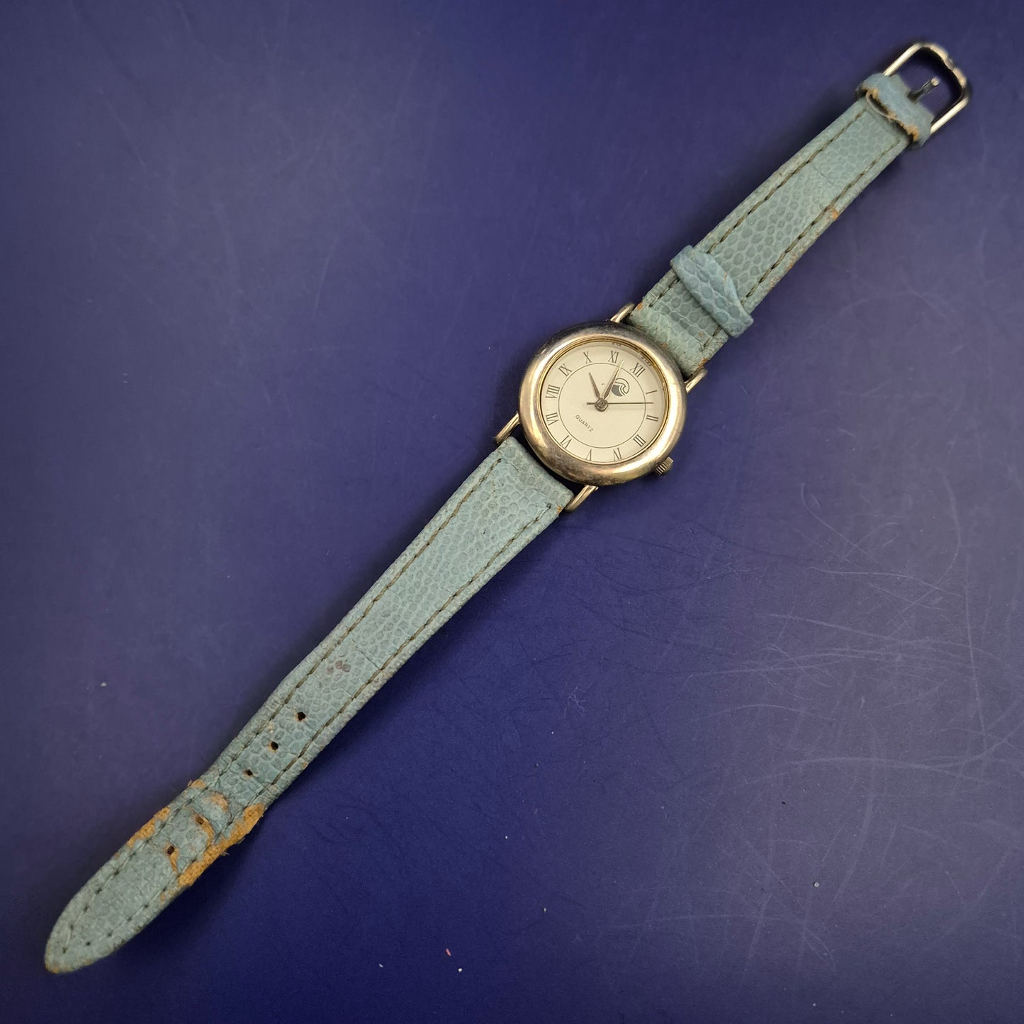 Charmante Damen Uhr mit hellblauem Lederarmband – Klassisch & Verspielt