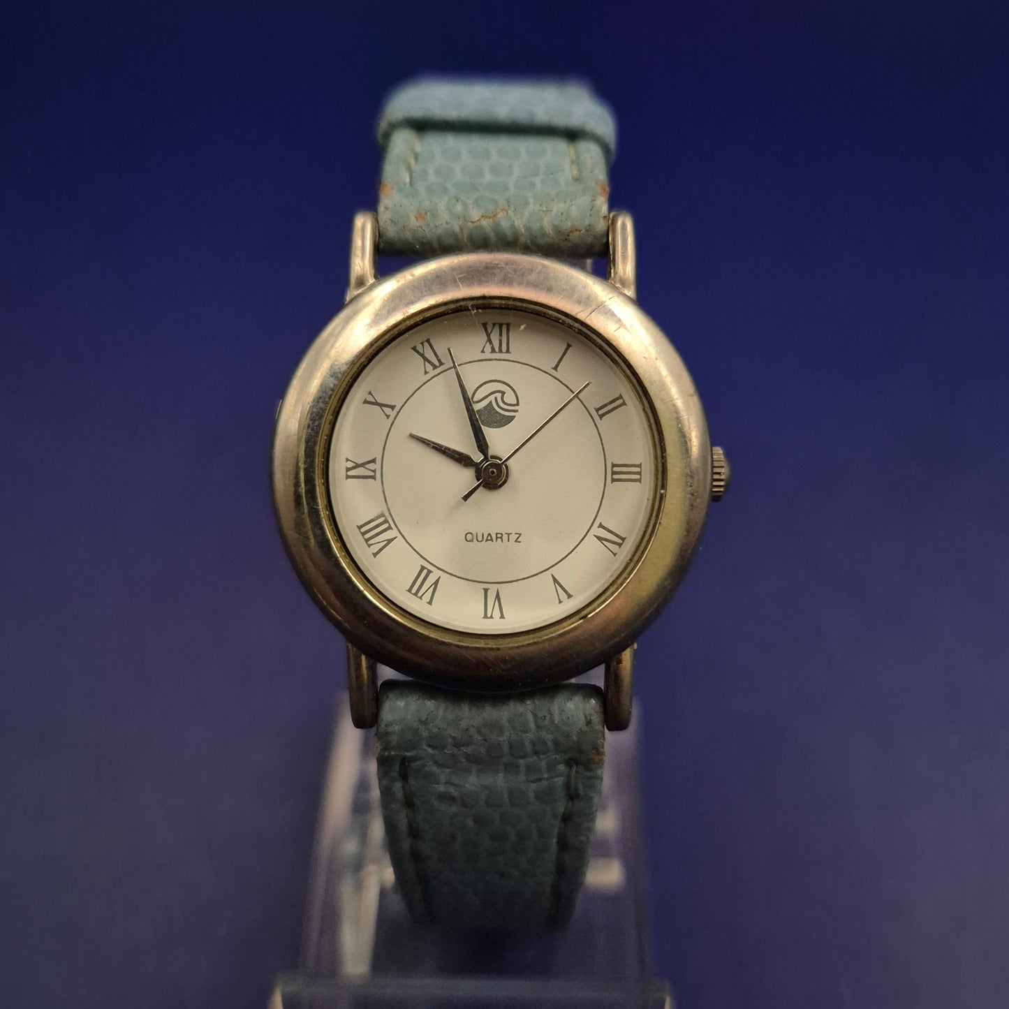 Charmante Damen Uhr mit hellblauem Lederarmband – Klassisch & Verspielt