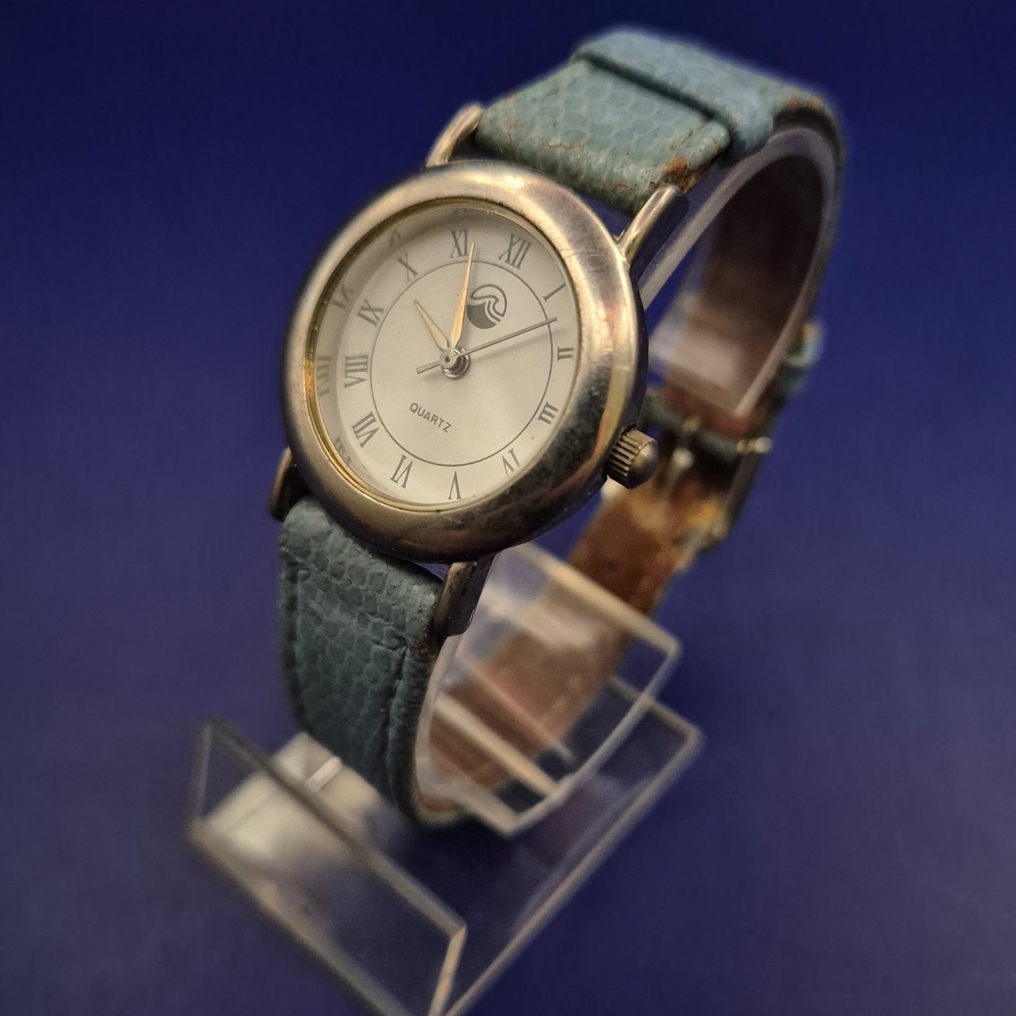 Charmante Damen Uhr mit hellblauem Lederarmband – Klassisch & Verspielt