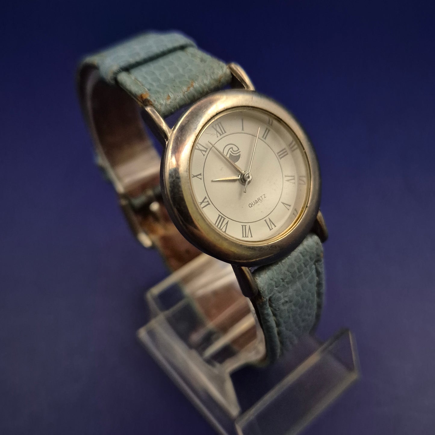 Charmante Damen Uhr mit hellblauem Lederarmband – Klassisch & Verspielt