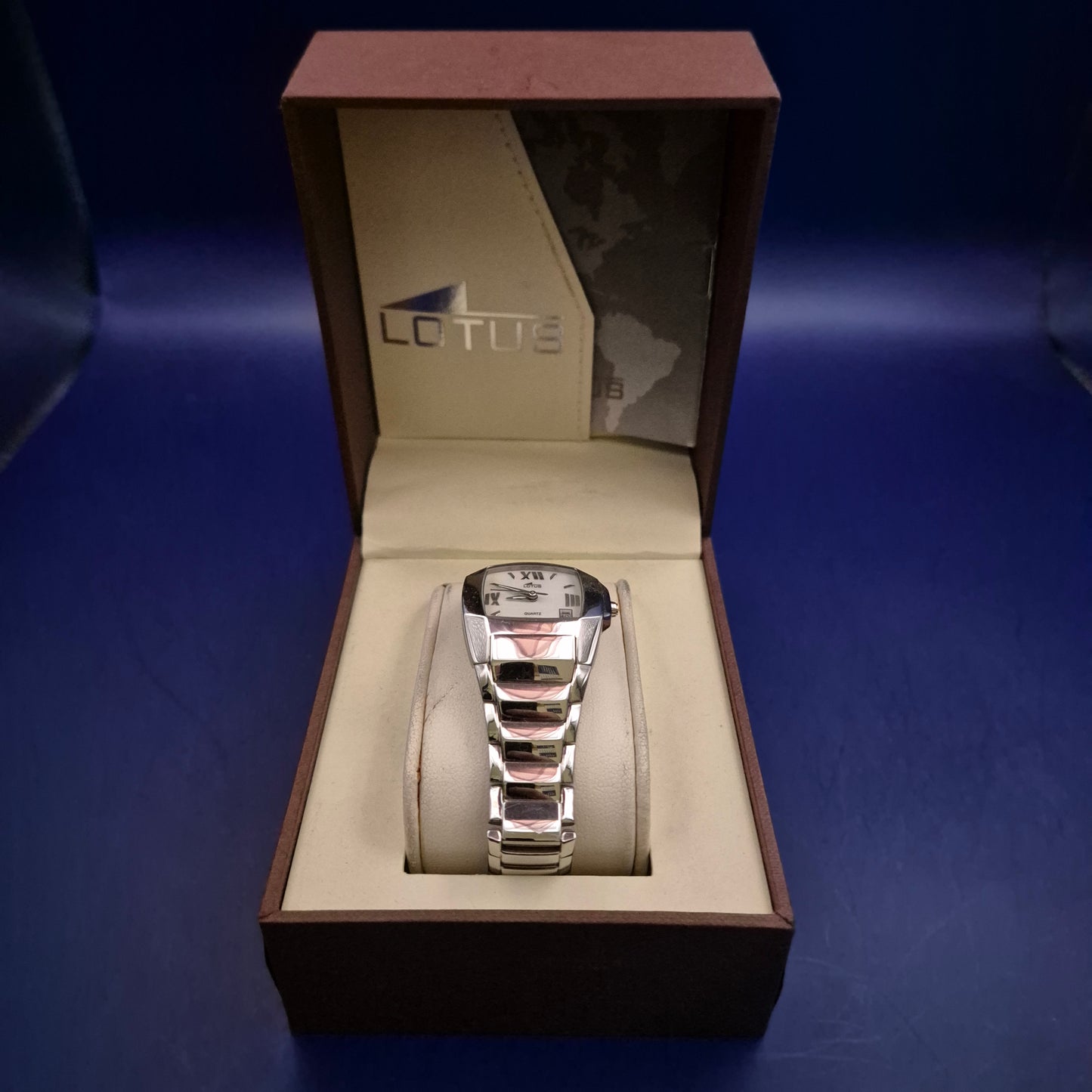 Moderne Lotus Damen Uhr – Markantes Edelstahl Design mit Datumsanzeige