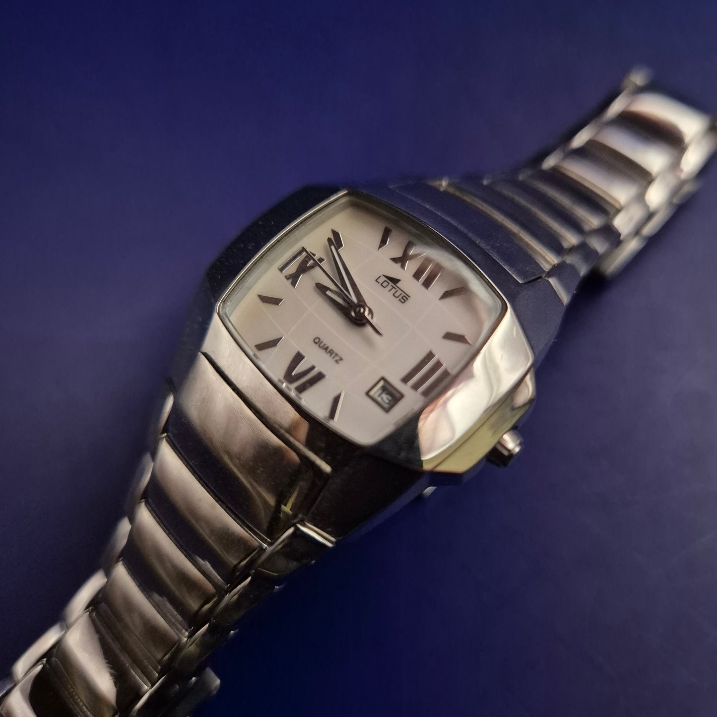 Moderne Lotus Damen Uhr – Markantes Edelstahl Design mit Datumsanzeige