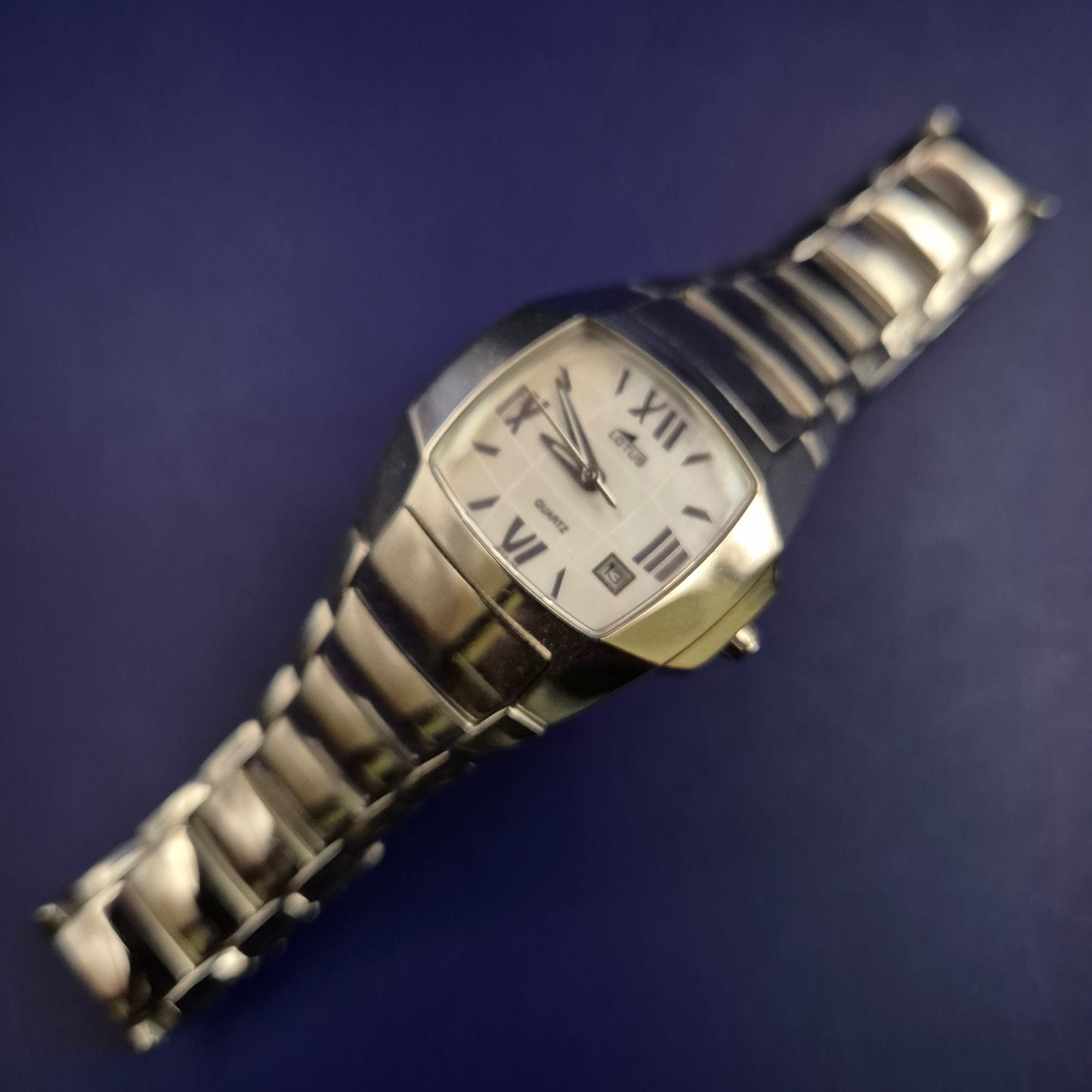 Moderne Lotus Damen Uhr – Markantes Edelstahl Design mit Datumsanzeige