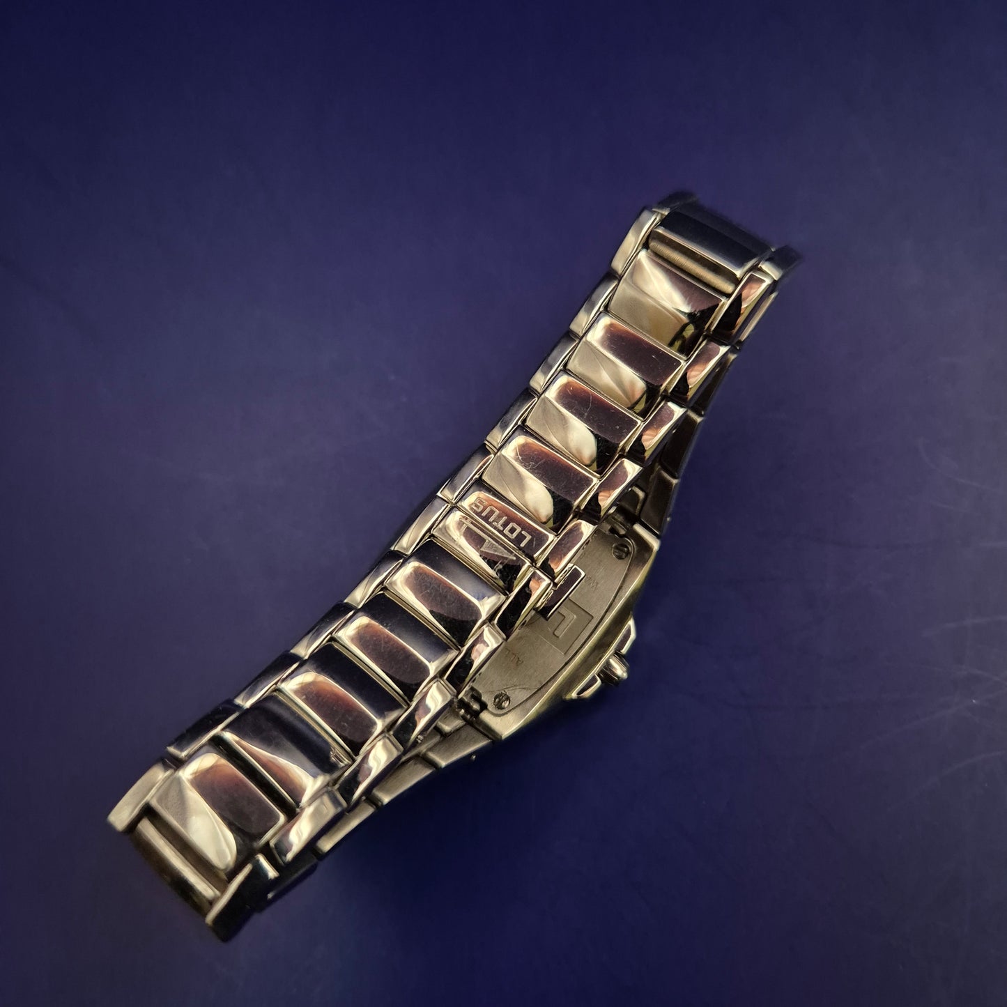 Moderne Lotus Damen Uhr – Markantes Edelstahl Design mit Datumsanzeige