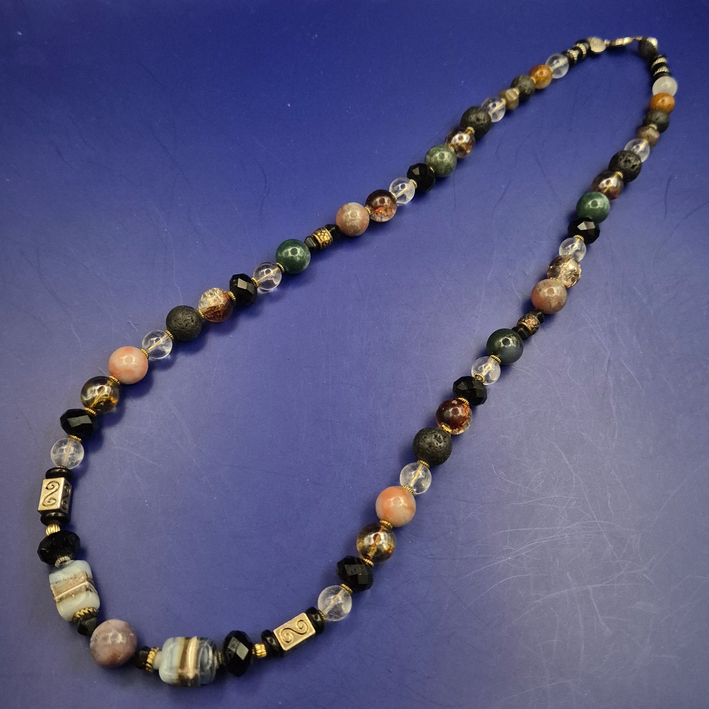 Titel Exklusive Edelstein Kette – Handgefertigt mit Achat, Lava & Onyx