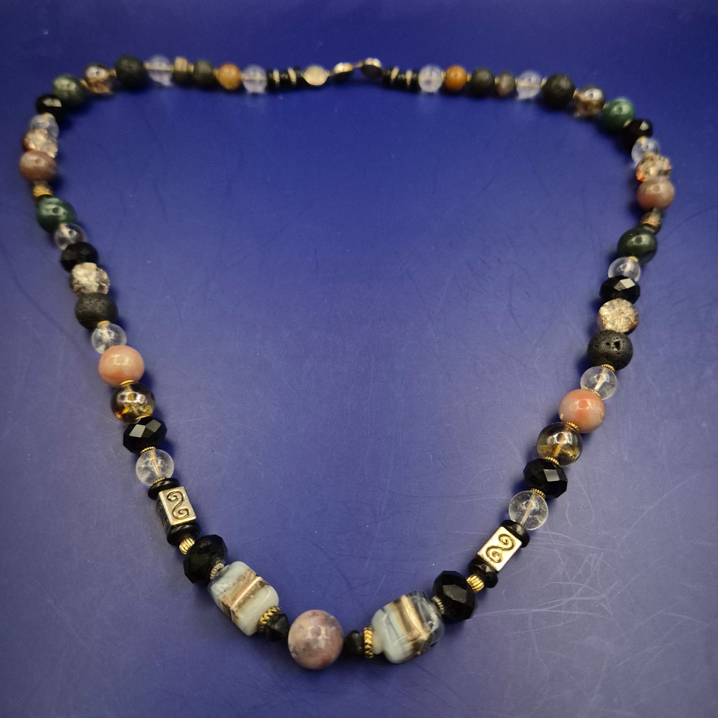 Titel Exklusive Edelstein Kette – Handgefertigt mit Achat, Lava & Onyx