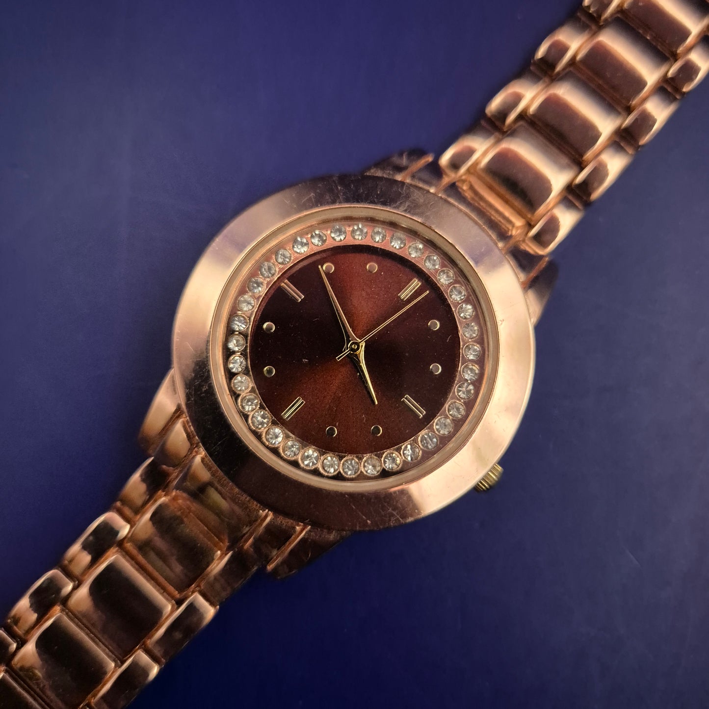 Elegante Damen Uhr in Roségold mit Strassbesatz – Glamouröser Stil