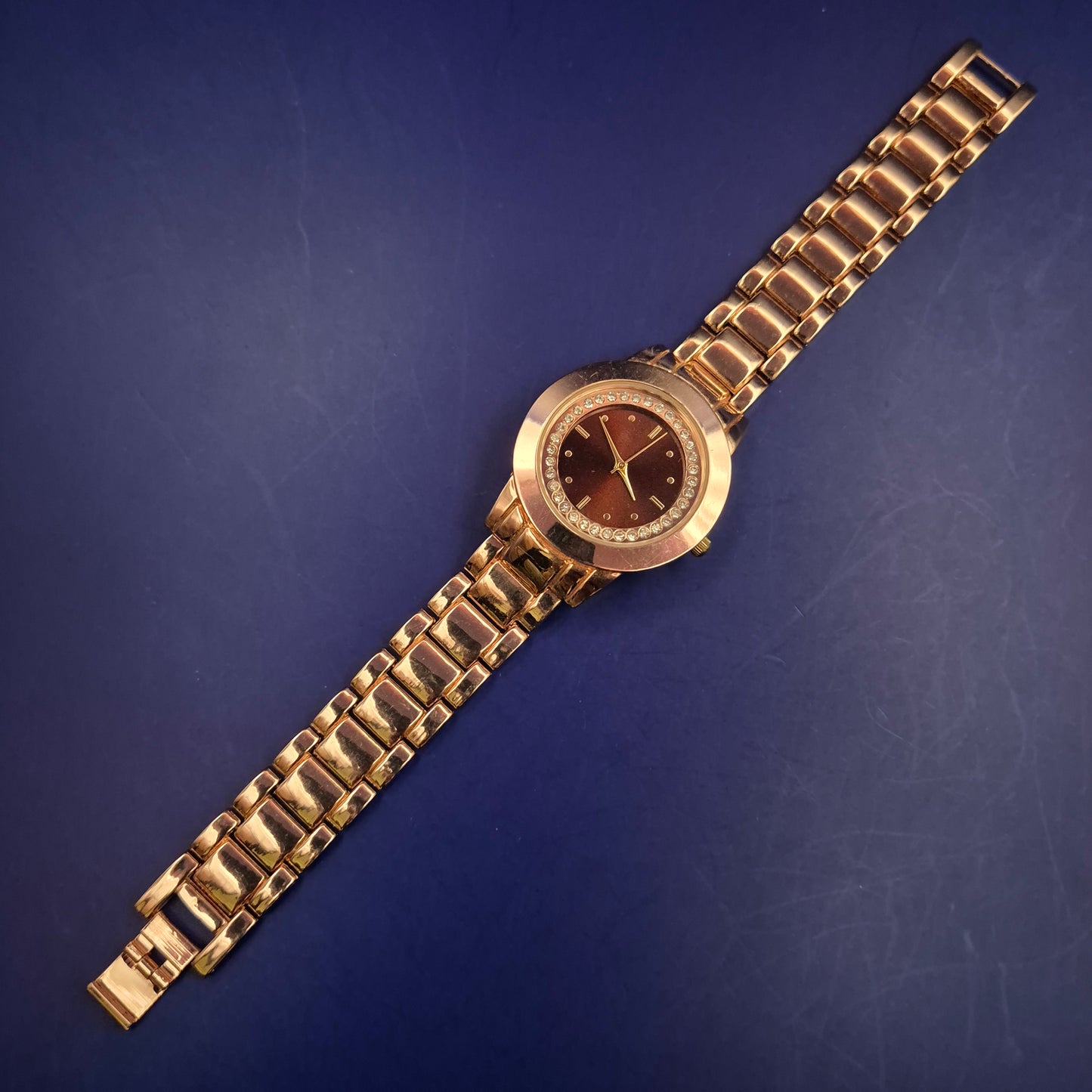 Elegante Damen Uhr in Roségold mit Strassbesatz – Glamouröser Stil