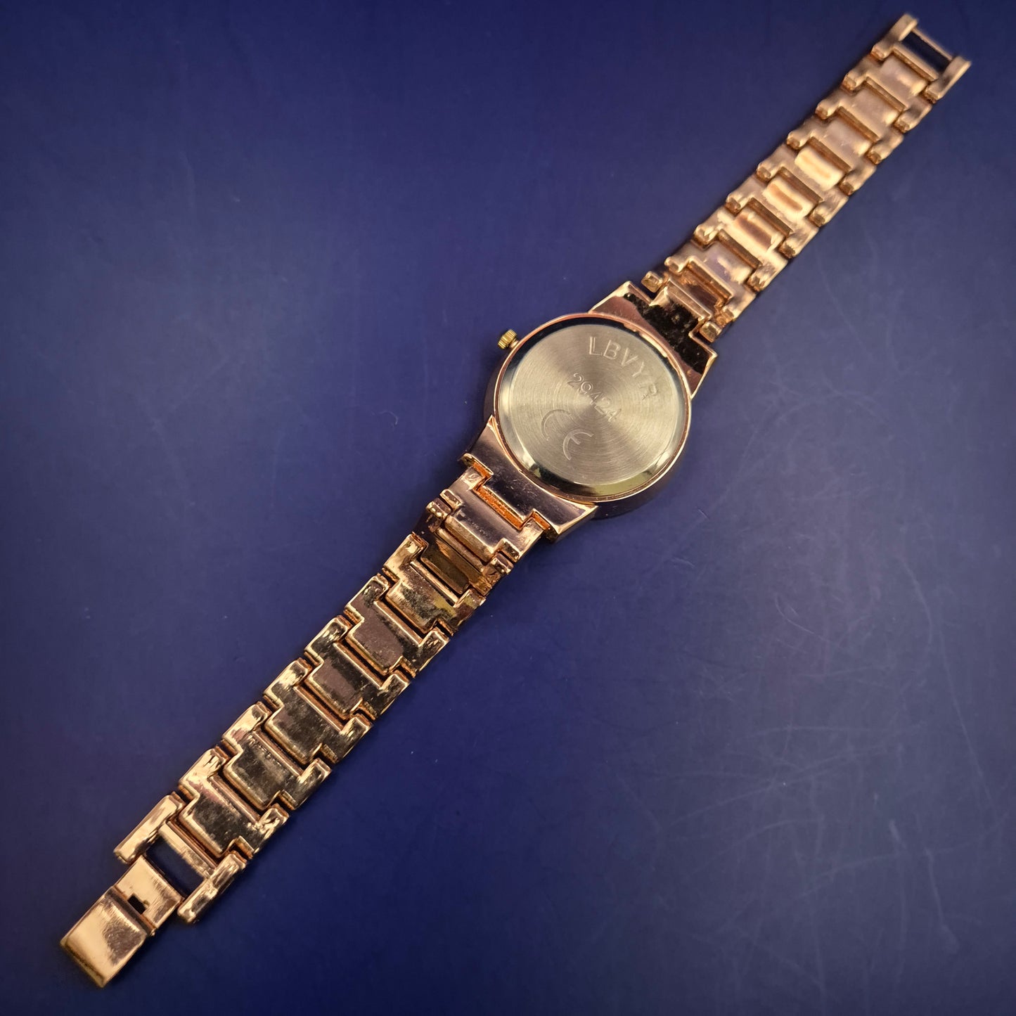 Elegante Damen Uhr in Roségold mit Strassbesatz – Glamouröser Stil
