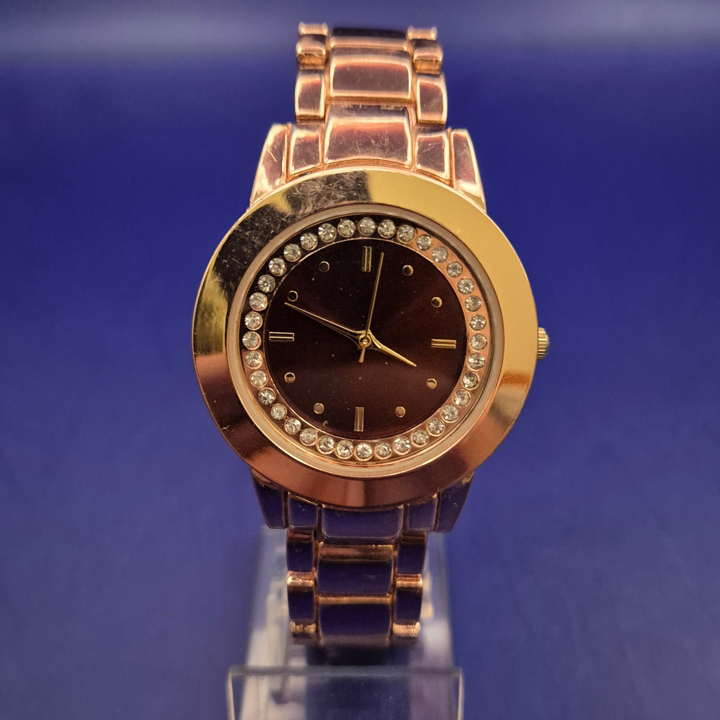 Elegante Damen Uhr in Roségold mit Strassbesatz – Glamouröser Stil