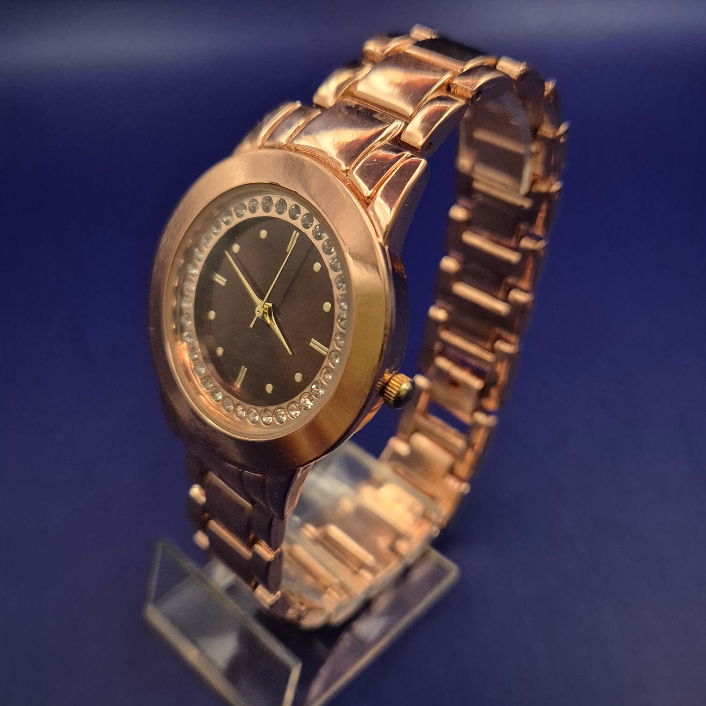 Elegante Damen Uhr in Roségold mit Strassbesatz – Glamouröser Stil