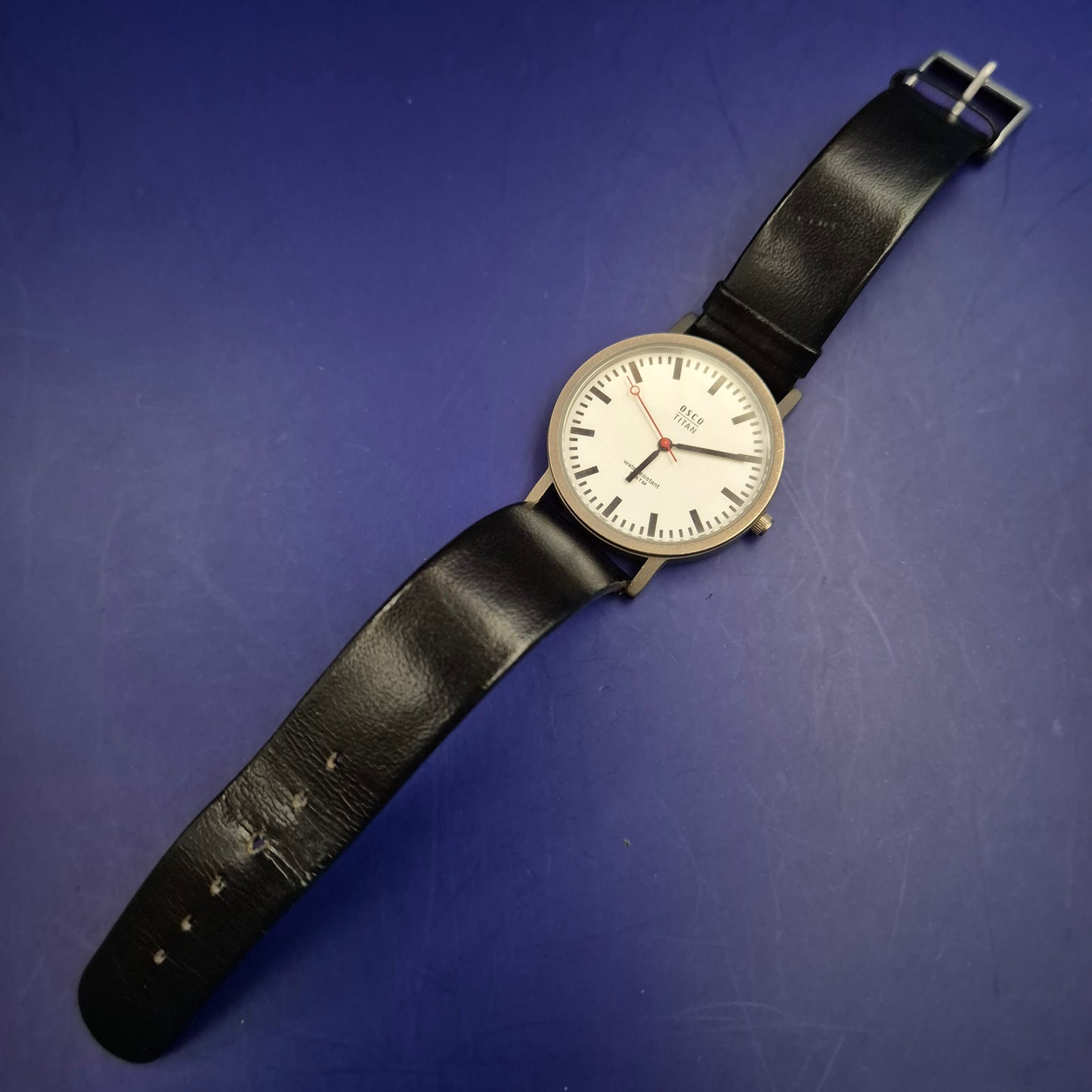Minimalistische OSCO TITAN Herren Uhr – Bauhaus Stil in Titan-Optik