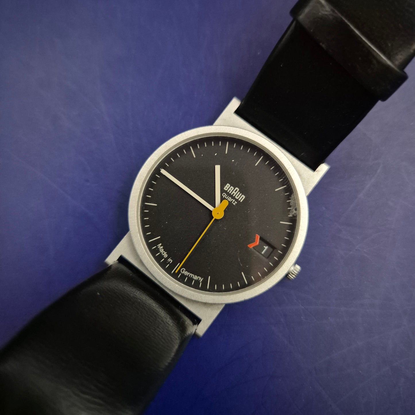 Exklusive Braun Herren Uhr – Bauhaus Klassiker AW 10 in Schwarz