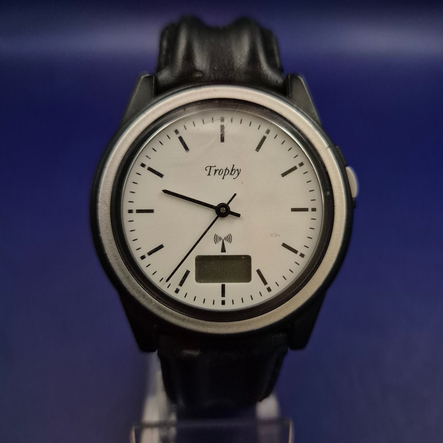 Moderne Trophy Funk Uhr – Präzise Funktechnologie mit Digitalanzeige