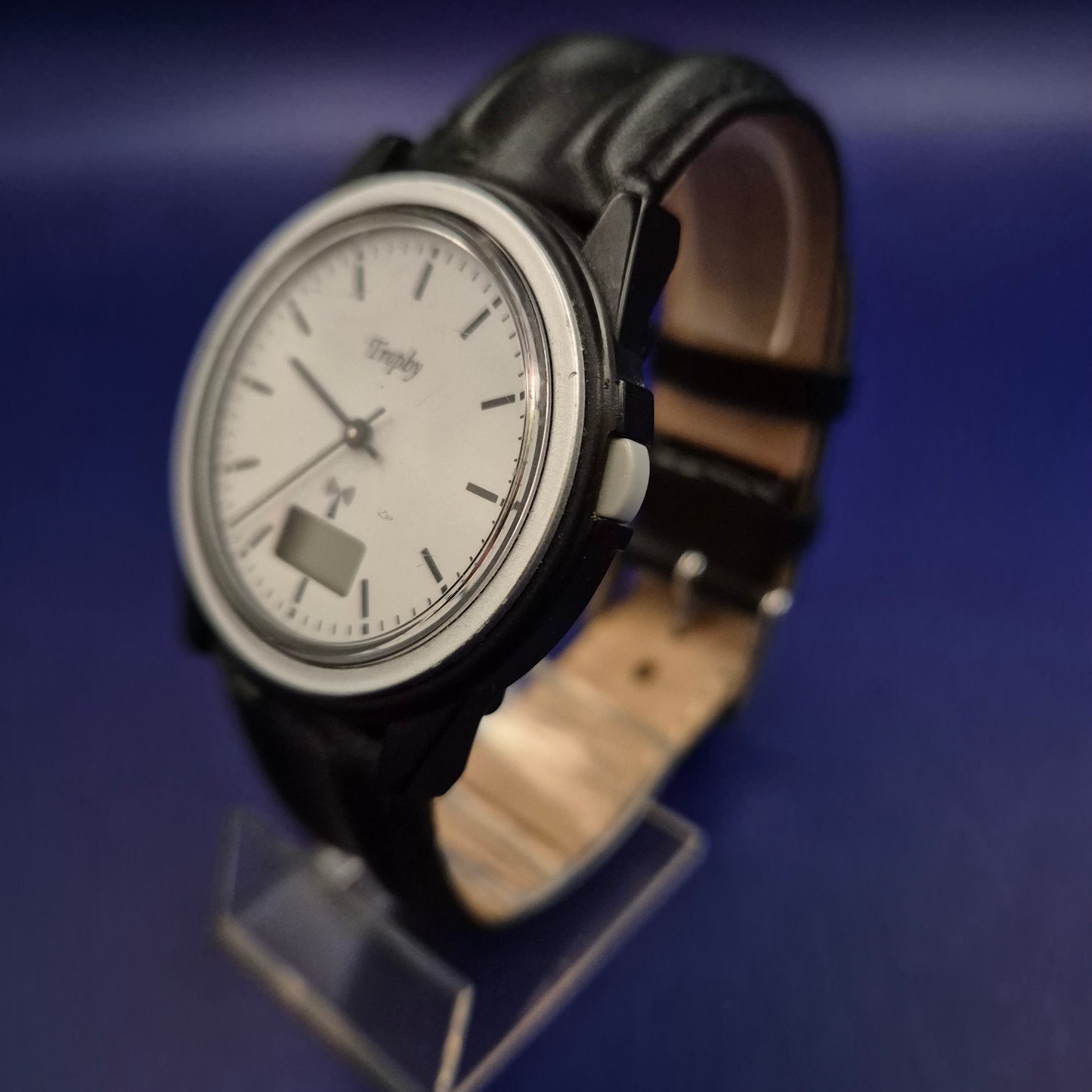 Moderne Trophy Funk Uhr – Präzise Funktechnologie mit Digitalanzeige