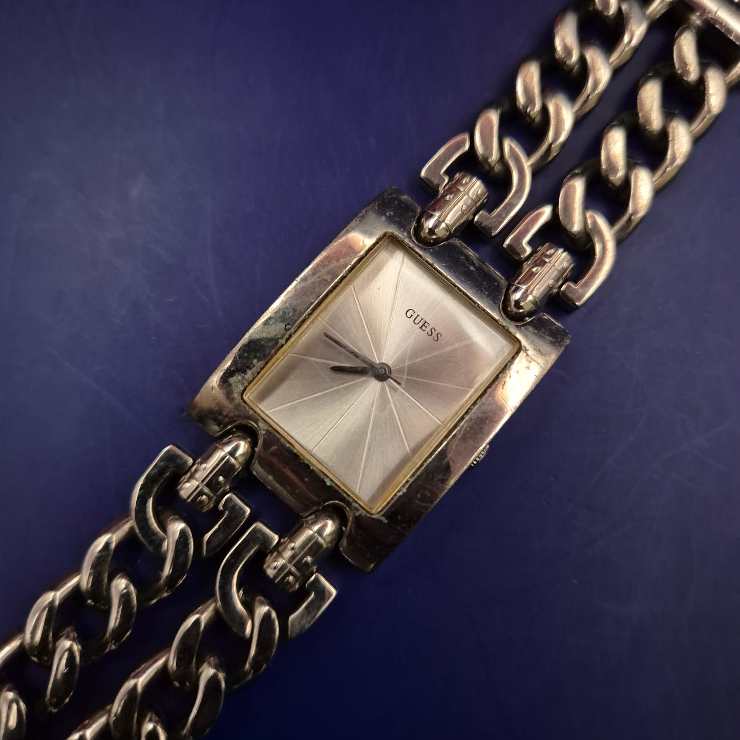 Elegante Guess Damen Uhr – Schmuckuhr mit Gliederkettenarmband