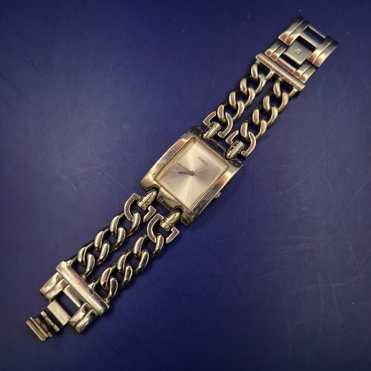 Elegante Guess Damen Uhr – Schmuckuhr mit Gliederkettenarmband