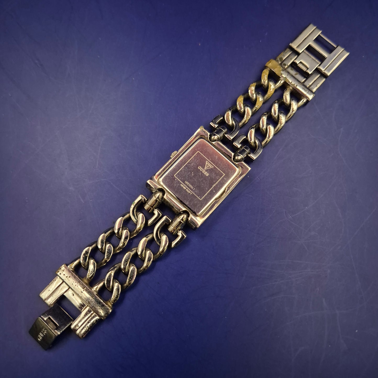 Elegante Guess Damen Uhr – Schmuckuhr mit Gliederkettenarmband