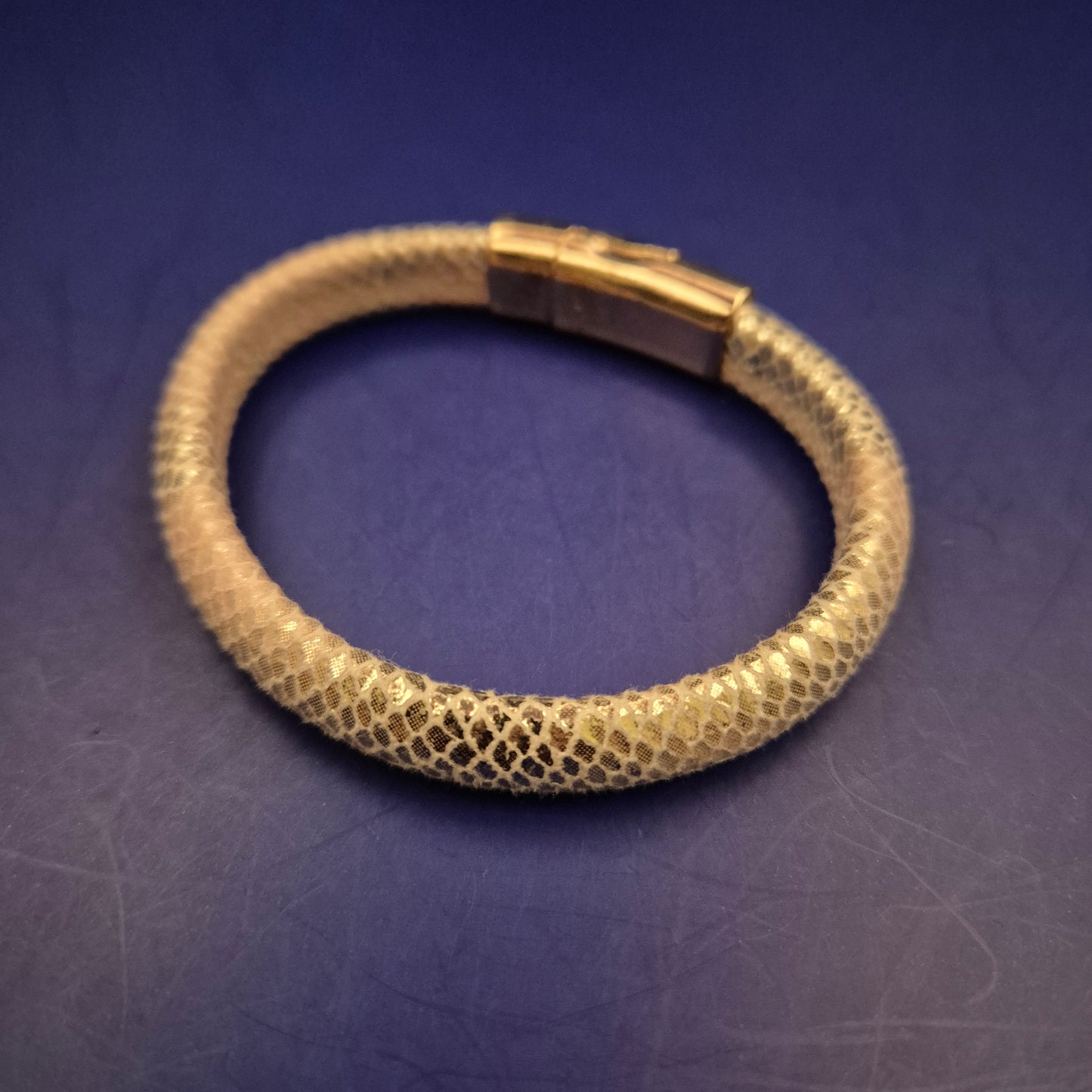 Stilvolles Damen Armband in Schlangenoptik – Goldfarben & Elegant