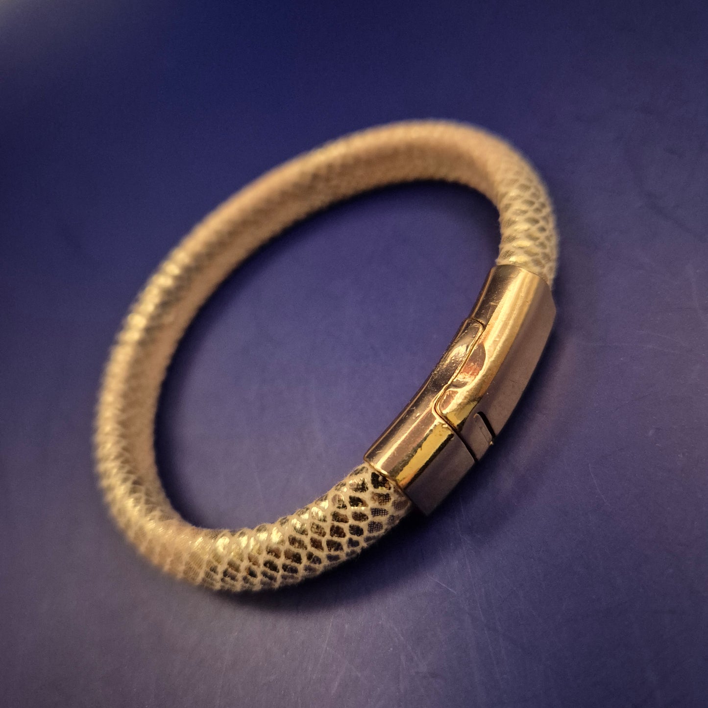 Stilvolles Damen Armband in Schlangenoptik – Goldfarben & Elegant