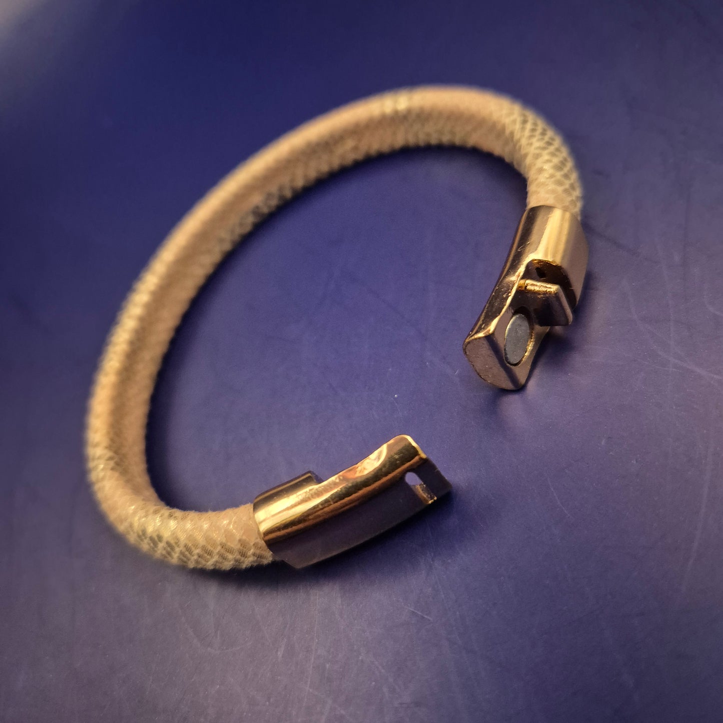 Stilvolles Damen Armband in Schlangenoptik – Goldfarben & Elegant