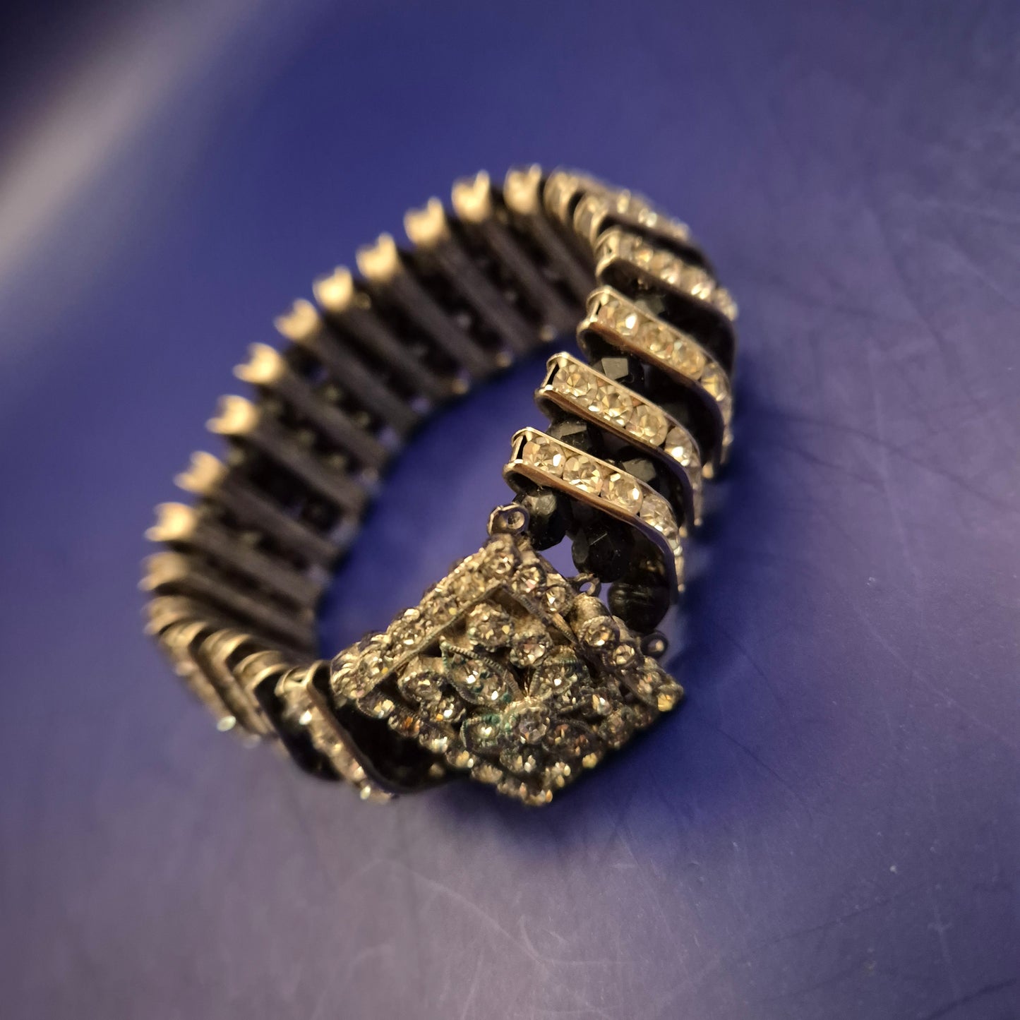 Glamouröses Damen Armband mit Strass – Funkelndes Design in Schwarz & Silber