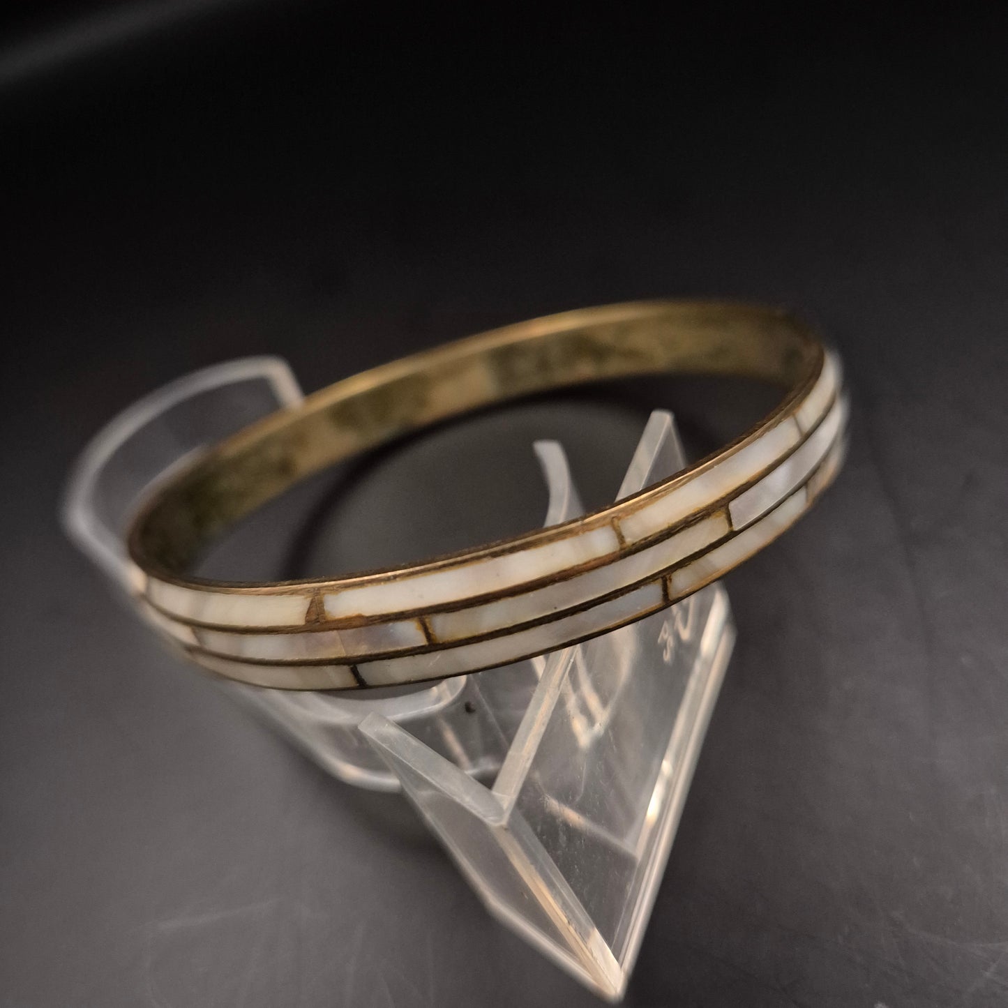 Edler Damen Armreif mit Perlmutt-Inlay – Goldfarbenes Vintage Design