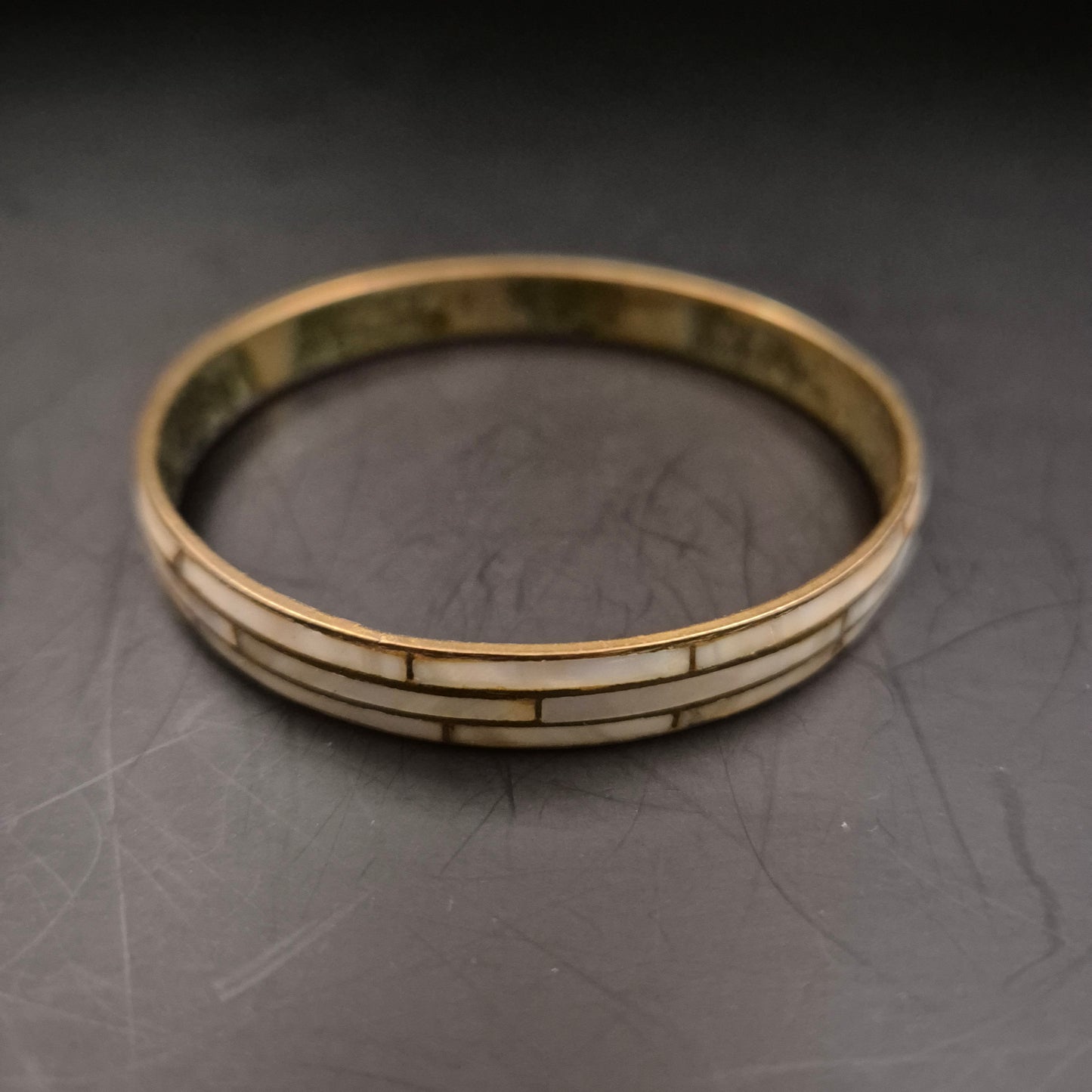 Edler Damen Armreif mit Perlmutt-Inlay – Goldfarbenes Vintage Design