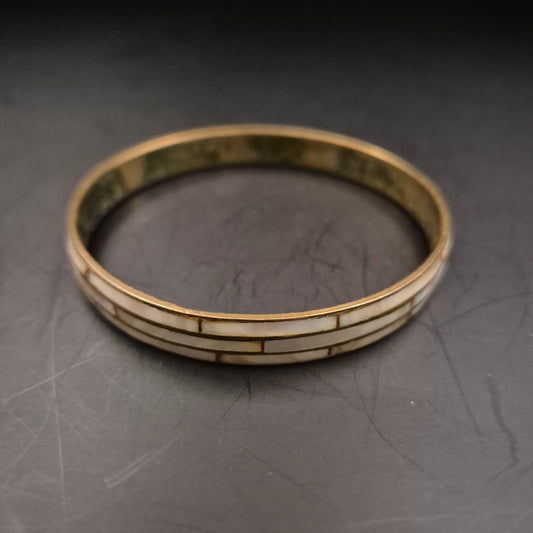 Edler Damen Armreif mit Perlmutt-Inlay – Goldfarbenes Vintage Design